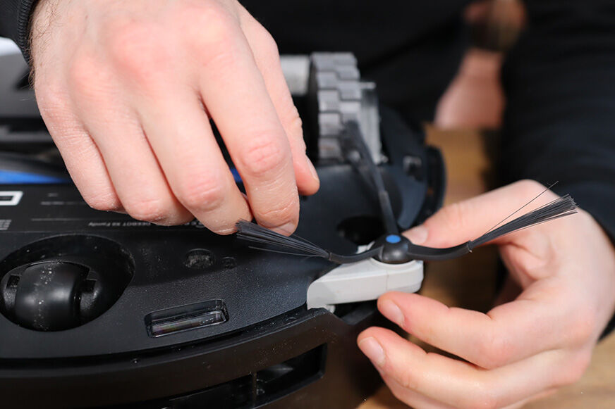 Die ausfahrbare Seitenbürste des ECOVACS DEEBOT X8 PRO OMNI ist in der Nahaufnahme zu sehen.